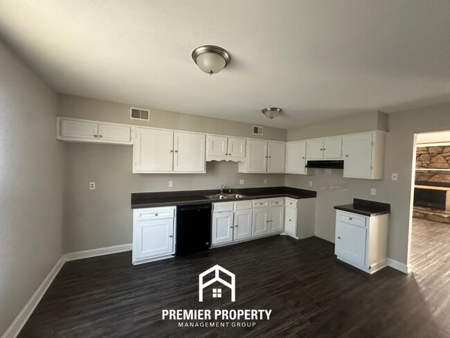 Foto del edificio - 6235 Shade Tree Dr