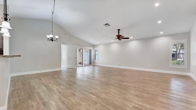 Foto del edificio - 165 Harbor Lake Cir