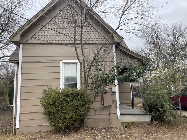 Front - 106 Monroe St