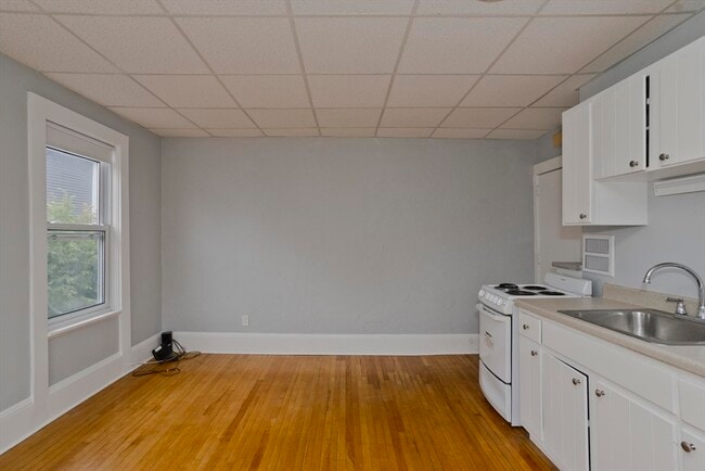 Building Photo - 78 Elm St