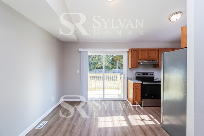 Foto del edificio - Bring more life and value to this charming home!