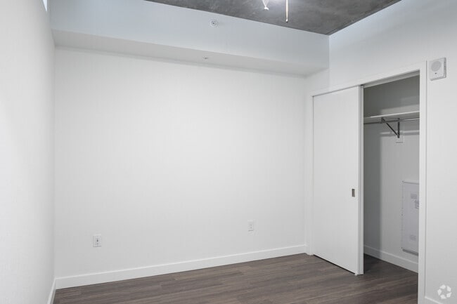 1HAB, 1BA - 550 ft² - Edit at River North