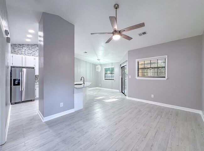 Foto del edificio - 6133 Greenon Ln