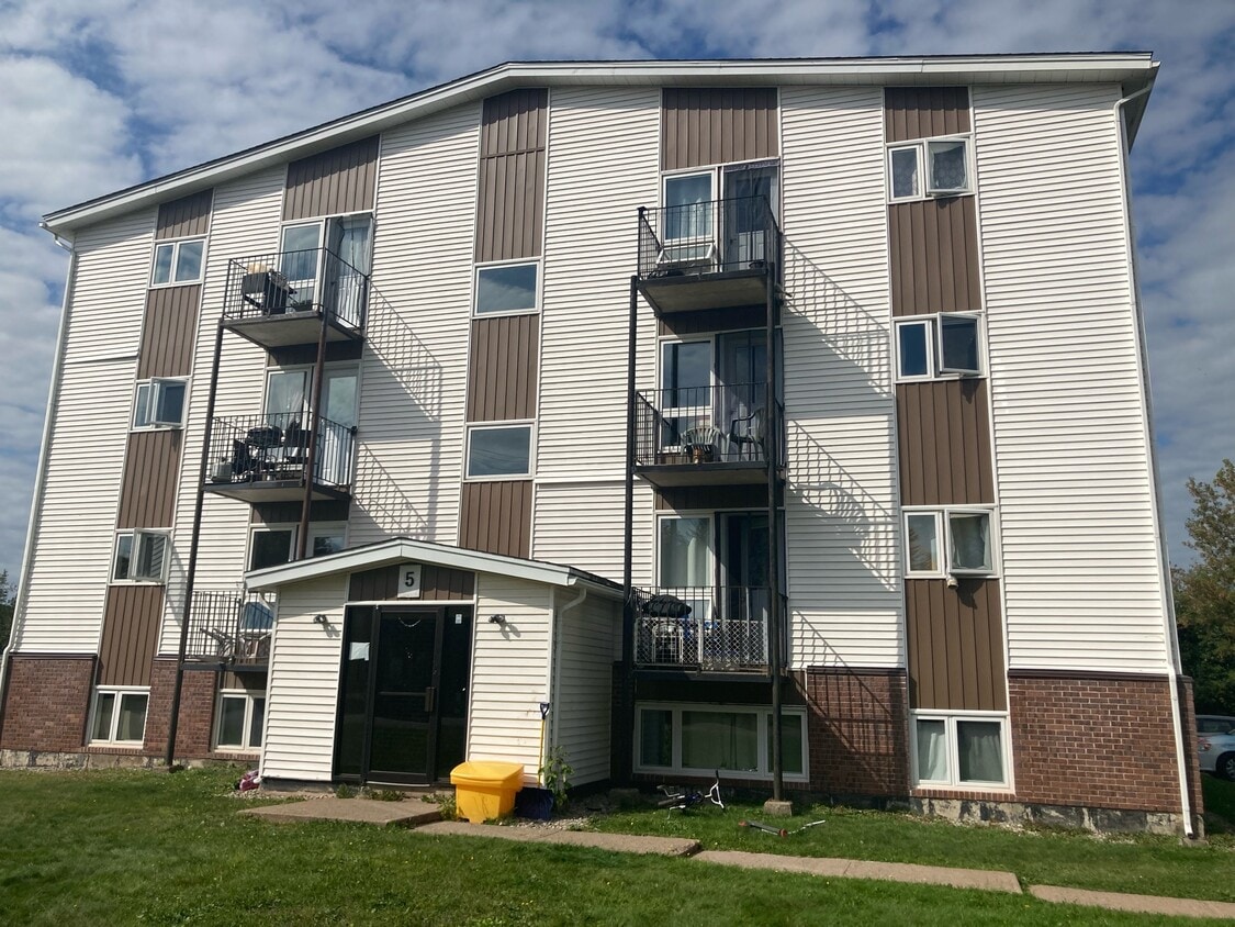 Building Photo - 5 Green Valley Dr