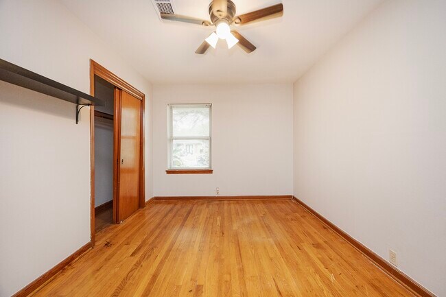 Foto del edificio - 1018 W 31st St