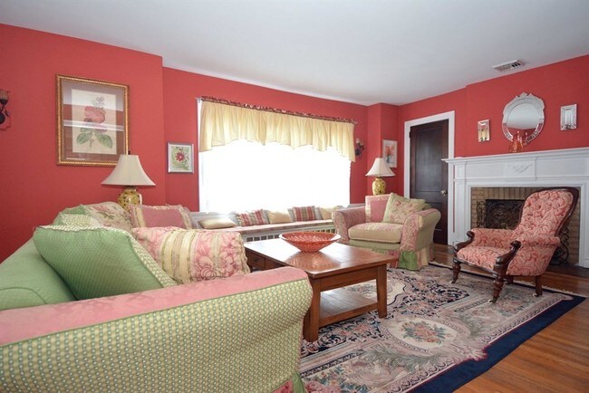 Building Photo - Charming 2 BR Apartment 2 Blocks to NYC Trans
