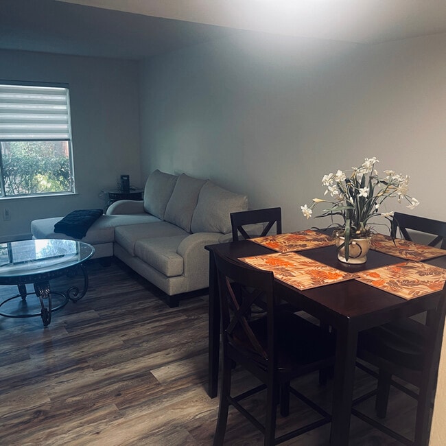 Foto del edificio - 1990 Benita Dr