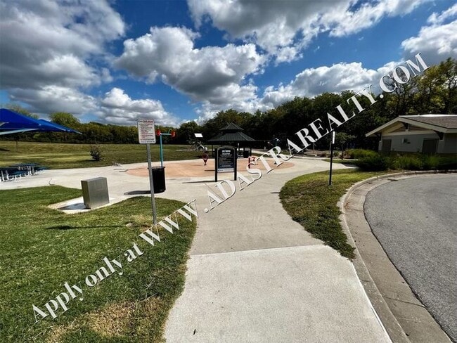 Building Photo - Spacious Duplex in Lee's Summit-Available ...