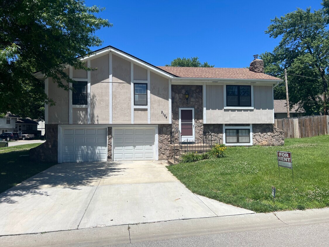 2104 E Arrowhead Dr, Olathe, KS 66062 House Rental in Olathe, KS