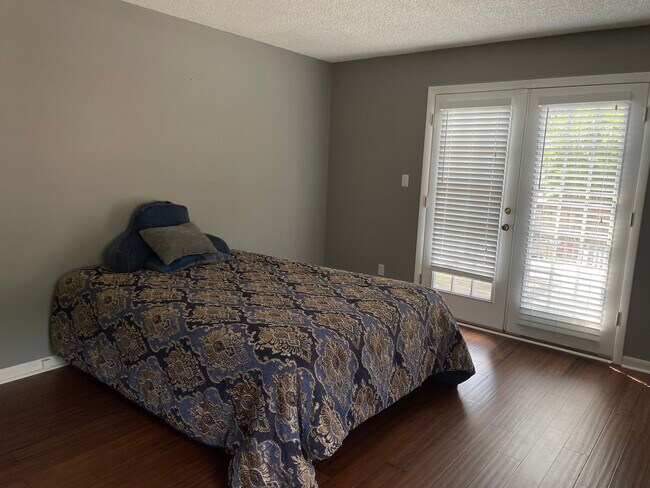 Foto del edificio - 2425 Cypress Ct