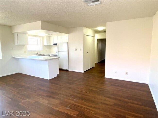 Foto del edificio - 2 Bed 2 Bth condo unit close to UNLV-***2 WEEKS FREE***