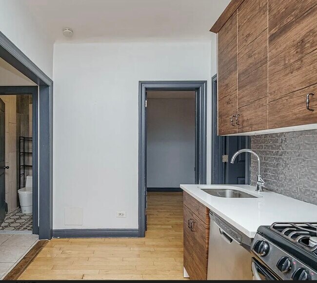 Foto del edificio - 750 Onderdonk Ave