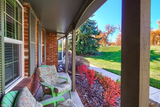 Building Photo - 3 br, 2.5 bath Townhome - 9002 East Amhers...