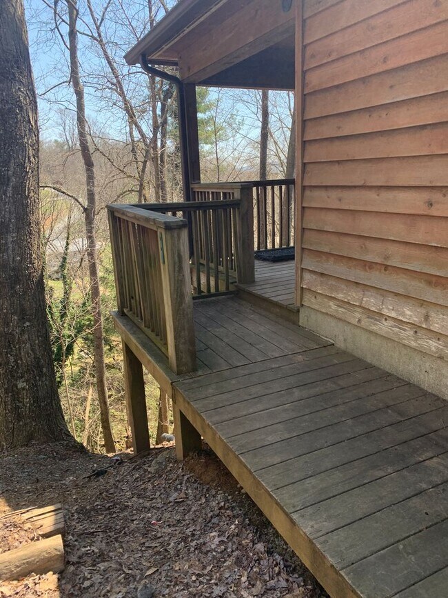 Foto del edificio - 126 Alexander Dr