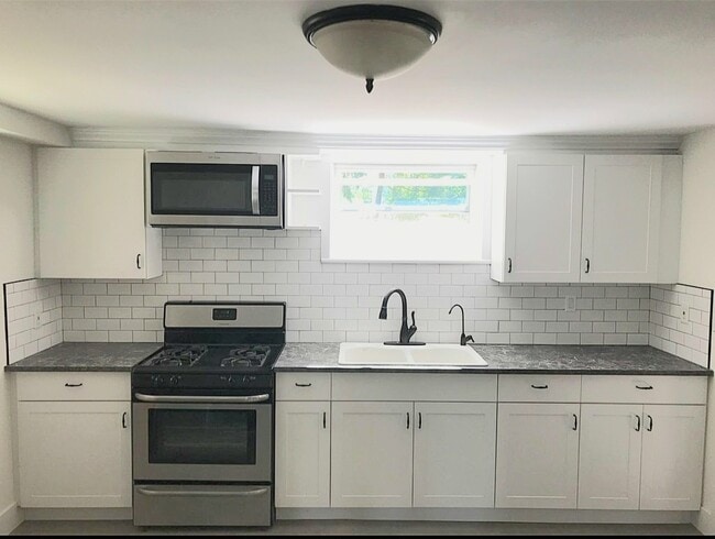 Building Photo - 728 Golden Ave