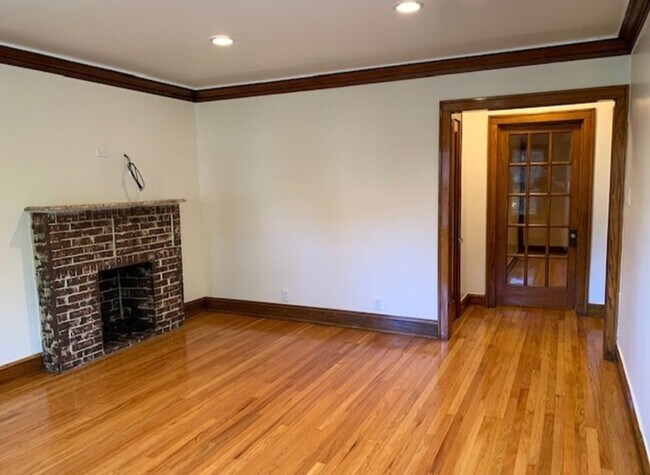 Building Photo - 3303 N Avers Ave