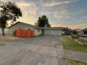 Building Photo - 520-522 N 38th Pl