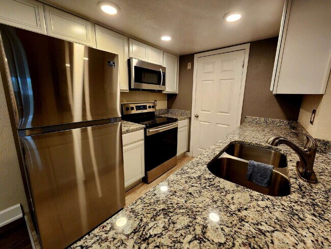 Foto del edificio - PRICE DROP!  Beautiful Ground Floor 2 Bed 2 Bath Condo! Sunroom!