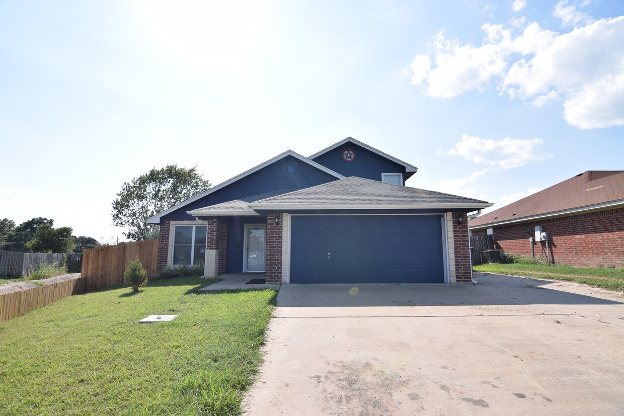 Primary Photo - 201 Cedar Ridge Dr
