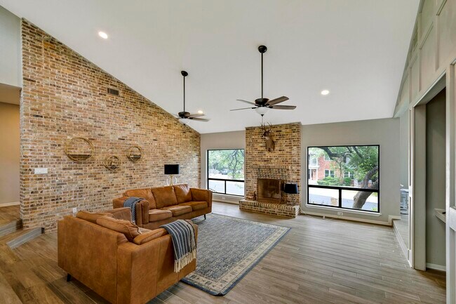 Foto del edificio - 3410 Hunters Walk