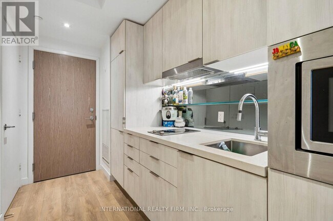 Photo du bâtiment - 215 Queen St W