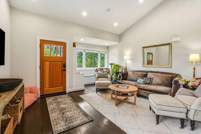 Foto del edificio - ELEGANT AND SPACIOUS 5 BEDROOM 3 FULL BATHROOM HOME IS AVAILABLE 3-1-2026  IN THE ROSEMARY HILLS ...