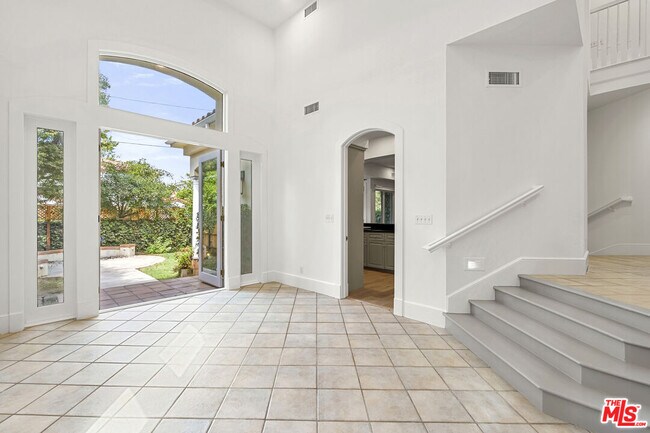 Building Photo - 10515 Oaklawn Rd