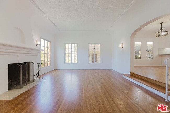 Foto del edificio - 1122 S Tremaine Ave