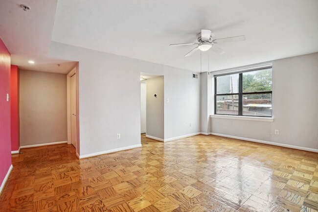 Building Photo - Available Now! 1 bed/ 1 bath in a light-fi...