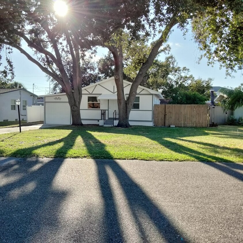 Foto principal - 7266 78th St N