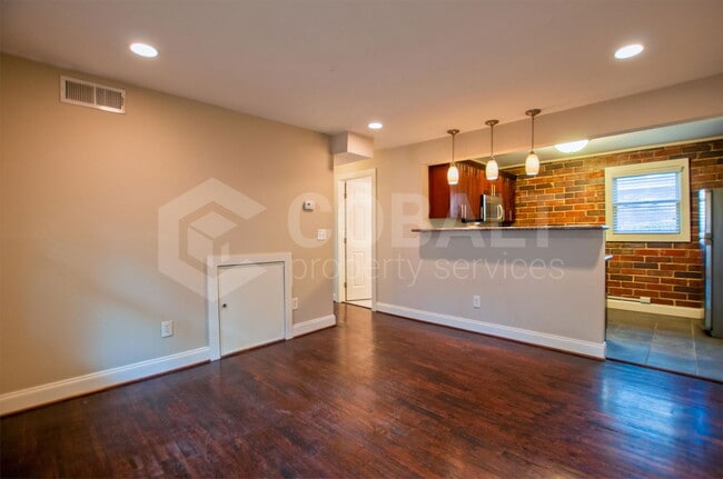 Building Photo - 626 Irwin St NE