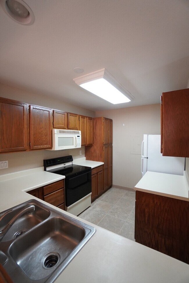Building Photo - 2 Bedroom Condo w/Quick Commute to JBER!