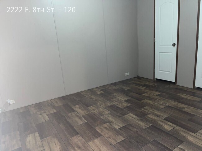 Foto del edificio - 2222 E 8th St