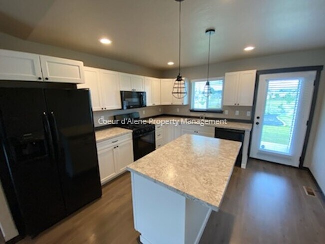 Foto del edificio - 3 bed house behind Crown Pointe Park!