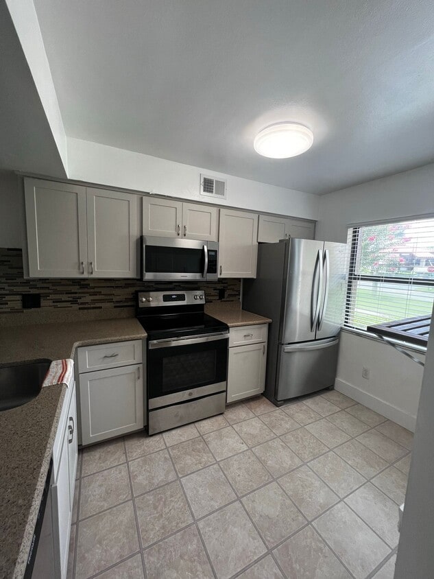 Primary Photo - 3200 Candle Ridge Dr