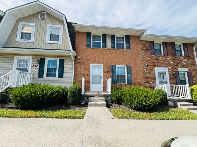 Building Photo - * Re-Rental * 2 Bedroom, 1.5 Bath Townhouse