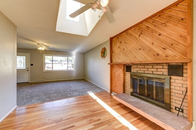 Foto del edificio - Beautiful and LARGE 4 bed 3 bath Home in Desirable Table Mesa Neighborhood with Full Basement.