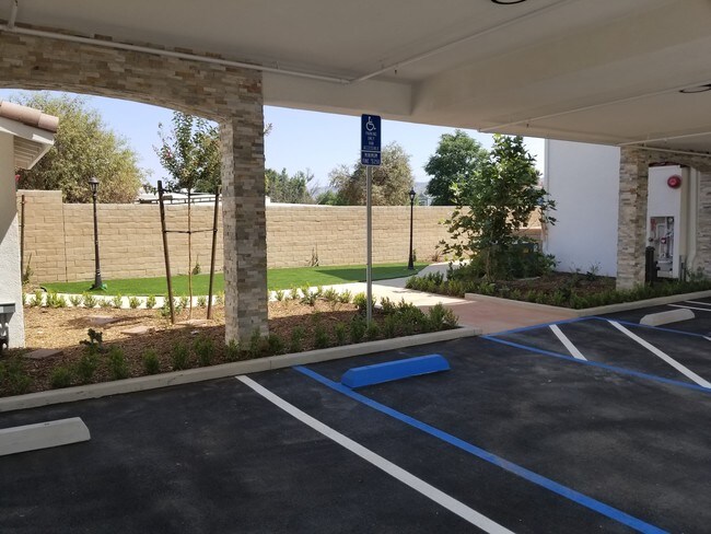 Área común de estacionamiento - Apricot Townhomes
