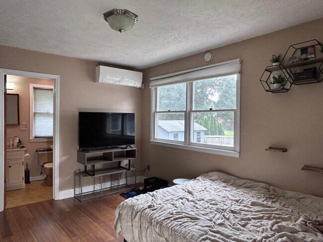 Building Photo - 113 Castlerock Dr