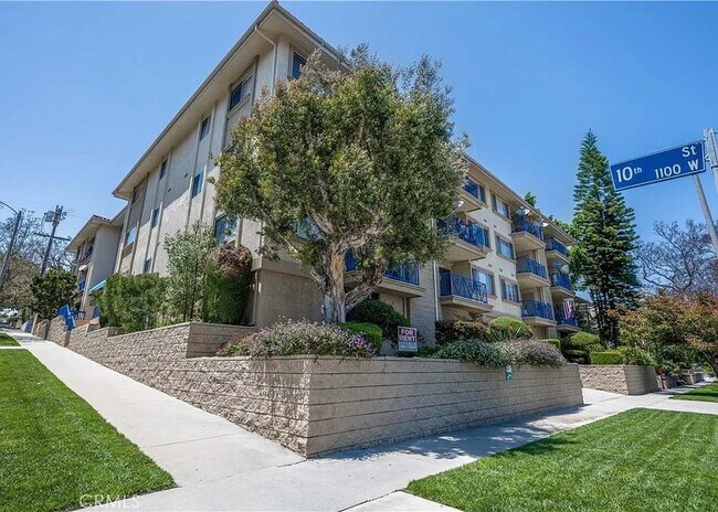 Foto del edificio - 1110 W 10th St