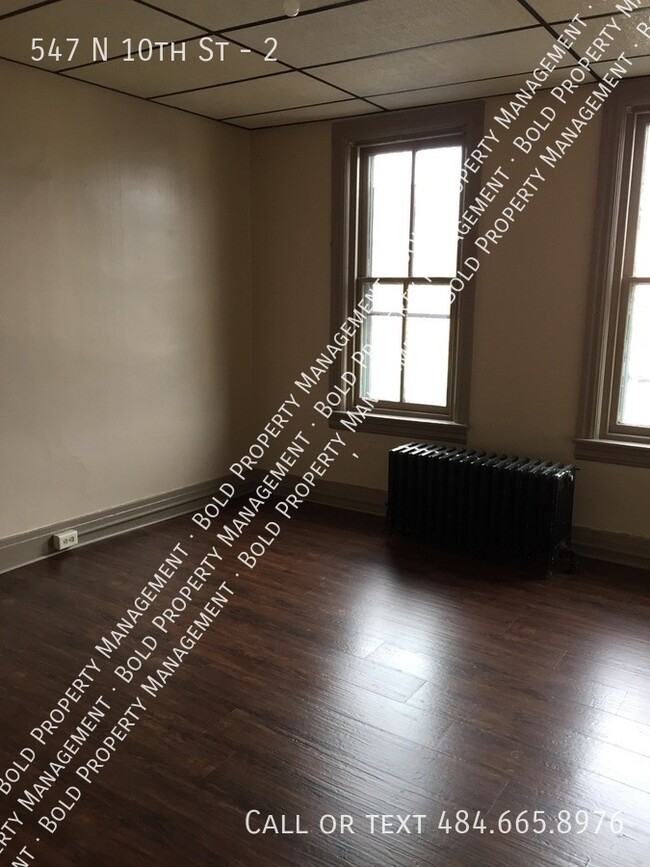 Building Photo - Newly updated 2 Br apartment Heat included