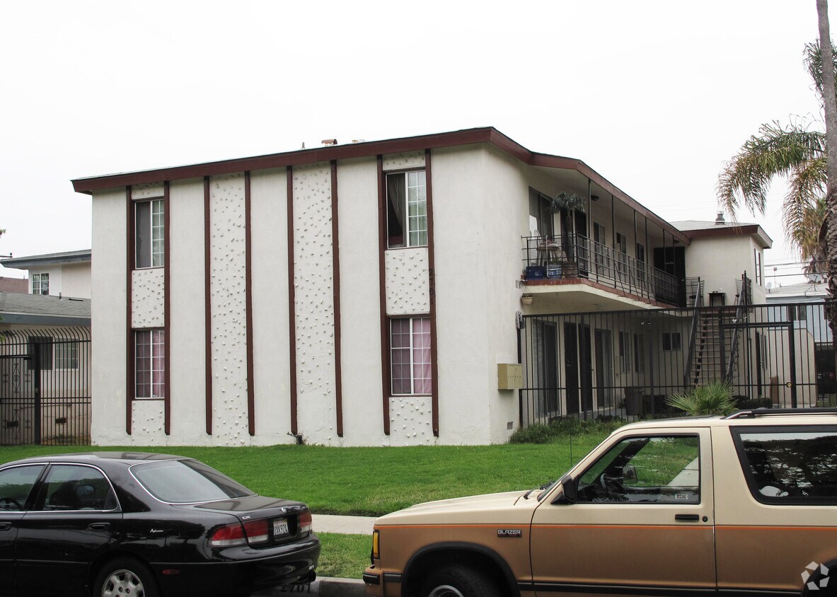 Primary Photo - 2701 W Rosecrans Ave