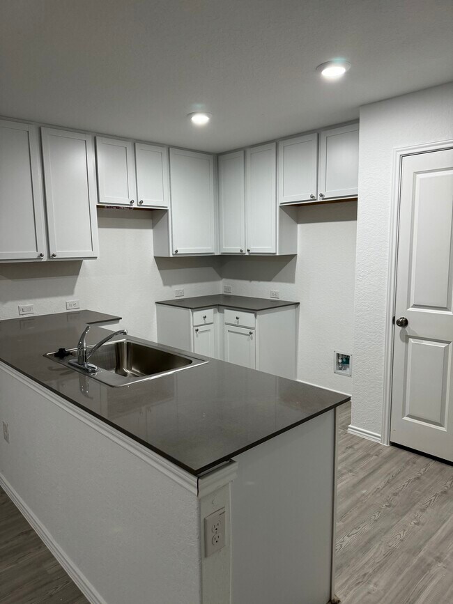 Foto del edificio - 7646 Chancery Gate