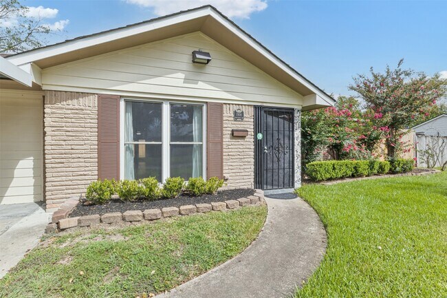 Foto del edificio - 1918 Crestdale Dr