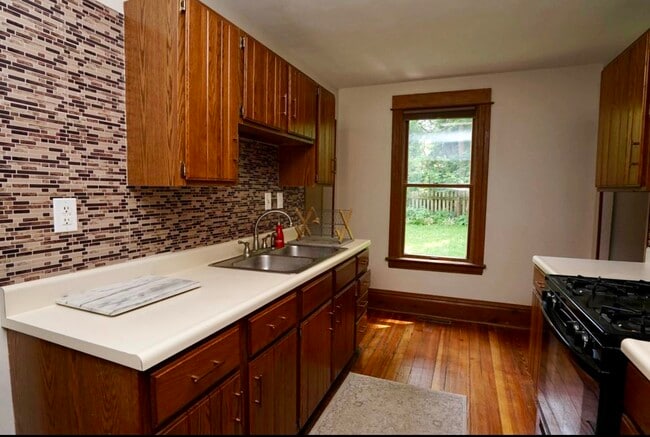 Building Photo - 1005 C St