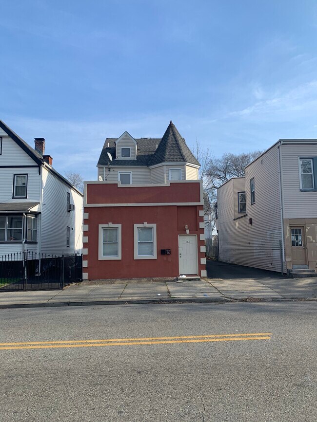 Building Photo - 136 Sanford St
