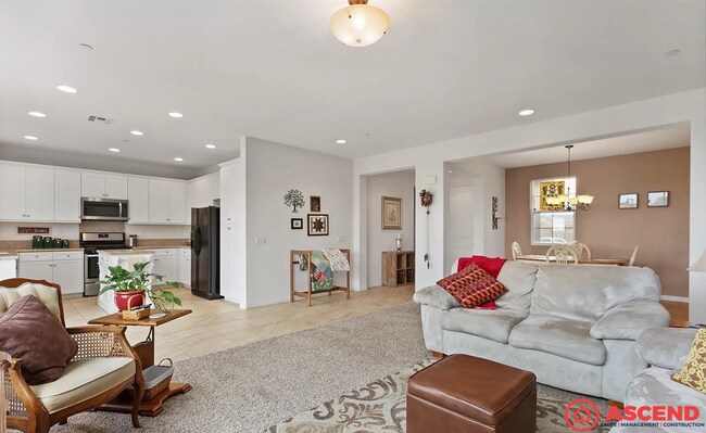 Foto del edificio - Spacious 3BD/2BA Home in Bakersfield's 93313 — Fully Equipped, Garage & Small Pets Welcome!