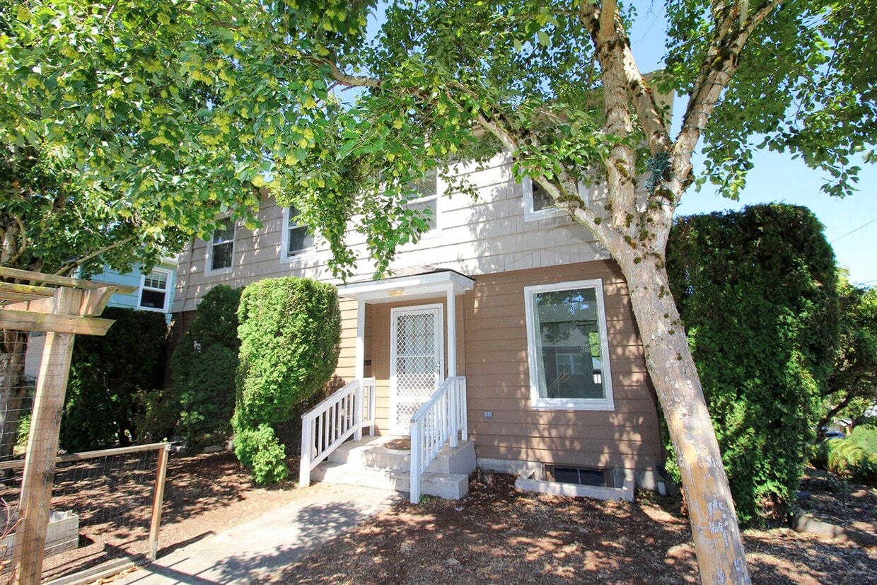 Primary Photo - 4935-4935 E Burnside St
