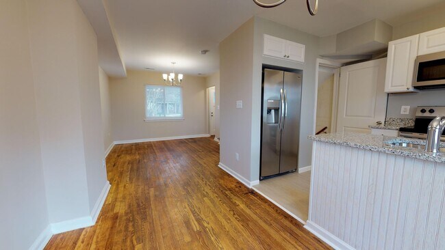 Building Photo - Newly Renovated Two Bedroom Two Bathroom W...