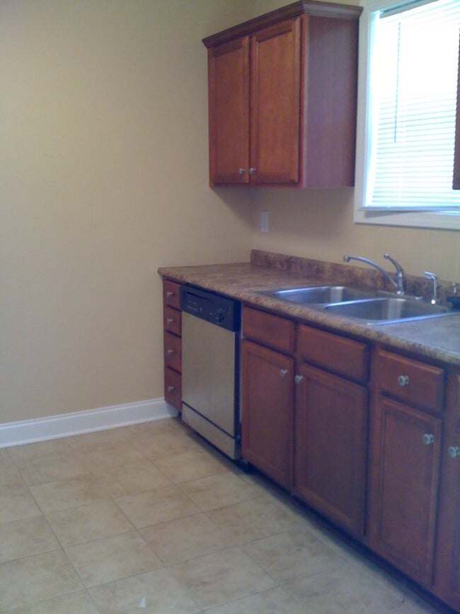Building Photo - North Knoxville, 2 bedroom 2 bath one car ...